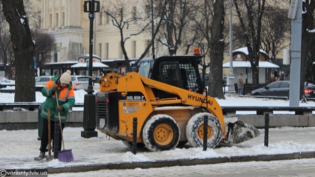 Львів від снігу очищають 33 одиниці техніки