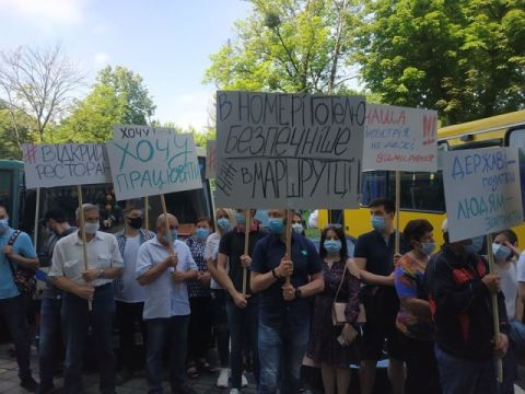 Більше 100 активістів пікетують Львівську ОДА з вимогою відновити роботу бізнесу і пасажирські перевезення