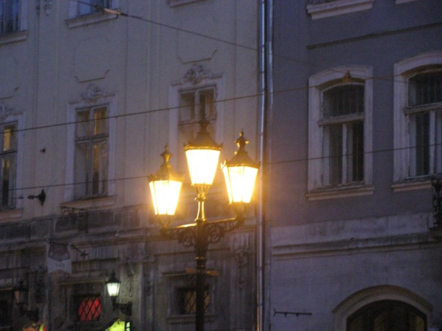 На Львівщині вимкнуть підсвітку фонтанів й будівель та обмежать вуличне освітлення