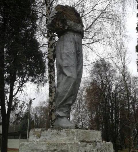 На Львівщині пам'ятник герою Радянського Союзу залишився без голови