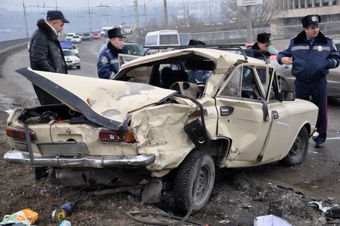 На Дрогобиччині "Москвич" з'їхав в річку: довелось вивільняти двох людей