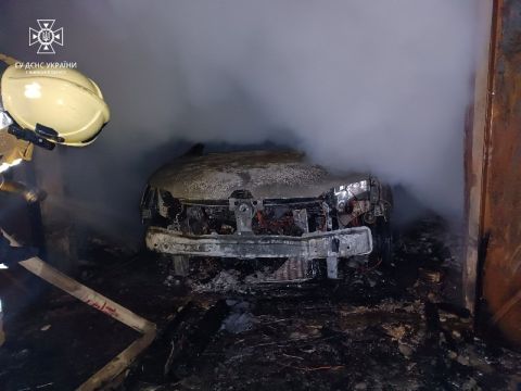 На Стрийщині за добу згоріли два гаражі та Renault Sandero