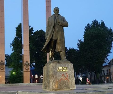 У Львові розмалювали радянською символікою пам'ятник Степану Бандері
