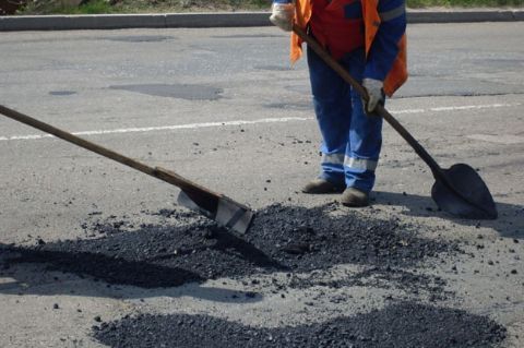 Мешканці Червонограда місяць перекривають дорогу і вимагають ремонту