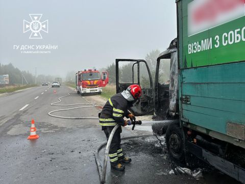 На Яворівщині згоріла вантажівка