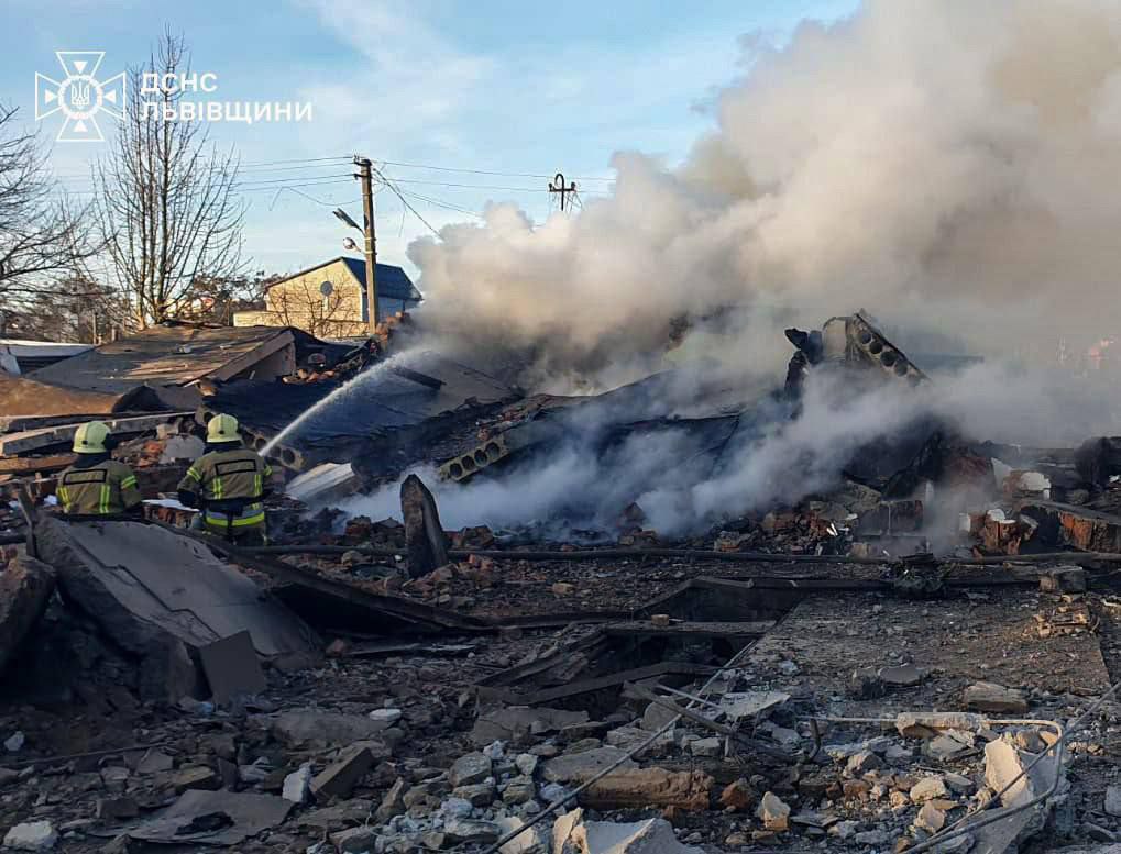 На Львівщині виникла пожежа внаслідок падіння уламків ракети 