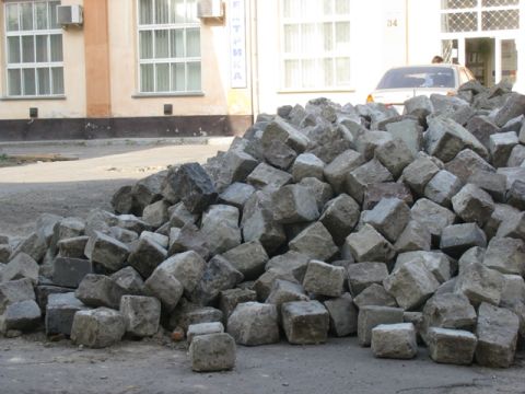 Для ремонту вулиці Генерала Чупринки передали нову бруківку з центру Львова