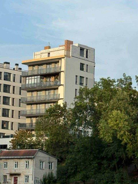 У Львові на вулиці Червоній виявили незаконну надбудову до багатоповерхівки