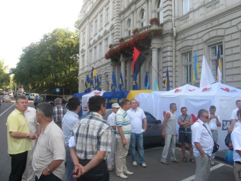 Пікетувальники через центральний вхід пропускають у Львівську ОДА лише рядових чиновників, інші входи - для керівників ОДА відкриті