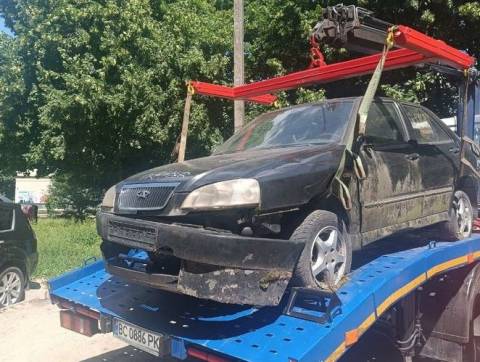 Дві покинуті автівки з двох вулиць Львова перемістили на арештмайданчик