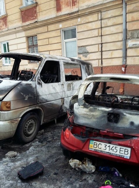 У Львові невідомі підпалили дві автівки