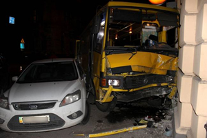 25-річна пасажирка маршрутки загинула у ДТП в центрі Львова (ОНОВЛЕНО)