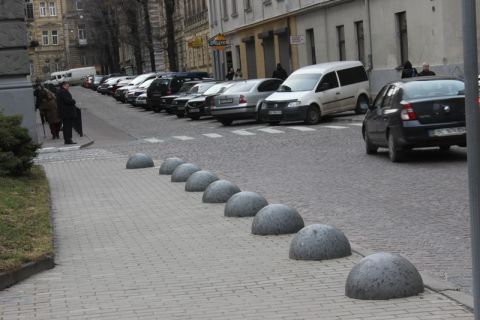 На вулиці Тершаковців у Львові відремонтують тротуари