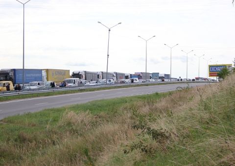 На кордоні з Польщею – черги на 140 вантажівок
