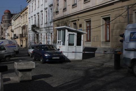Садовий доручив муніципалам охороняти три місця для паркування у Львові