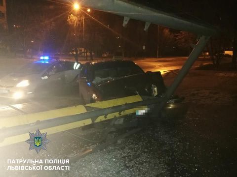 П'яний водій таксі залетів у зупинку громадського транспорту у Львові