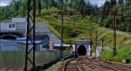 Невідомі в балаклавах всадили 5 куль у охоронника залізничного тунелю на Львівщині