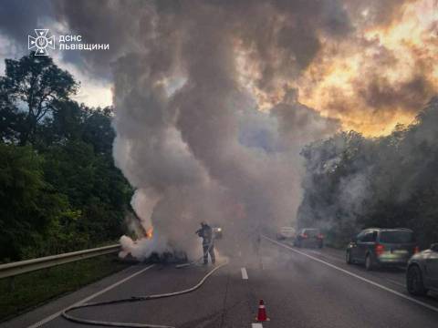 На трасі Київ – Чоп під час руху згорів Mercedes-Benz