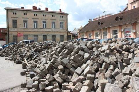 Бруківку з вулиць Львова використають для облаштування скверу на Коновальця