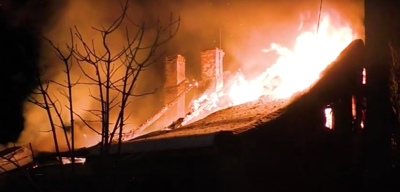 Більше 20 рятувальників гасили пожежу будинку у Львові