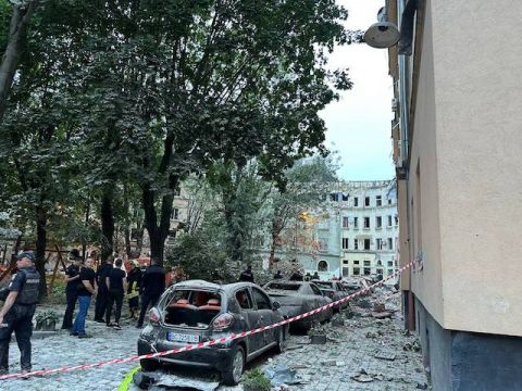 Троє людей загинуло і четверо поранено внаслідок попадання ракети у житловий будинок у Львові