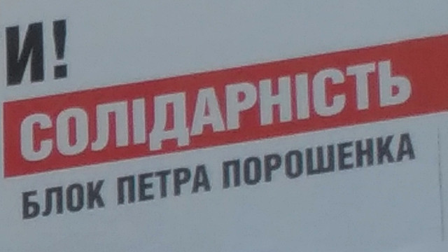 Бепепіст Седіло сидить шпагатом на шістьох автівках