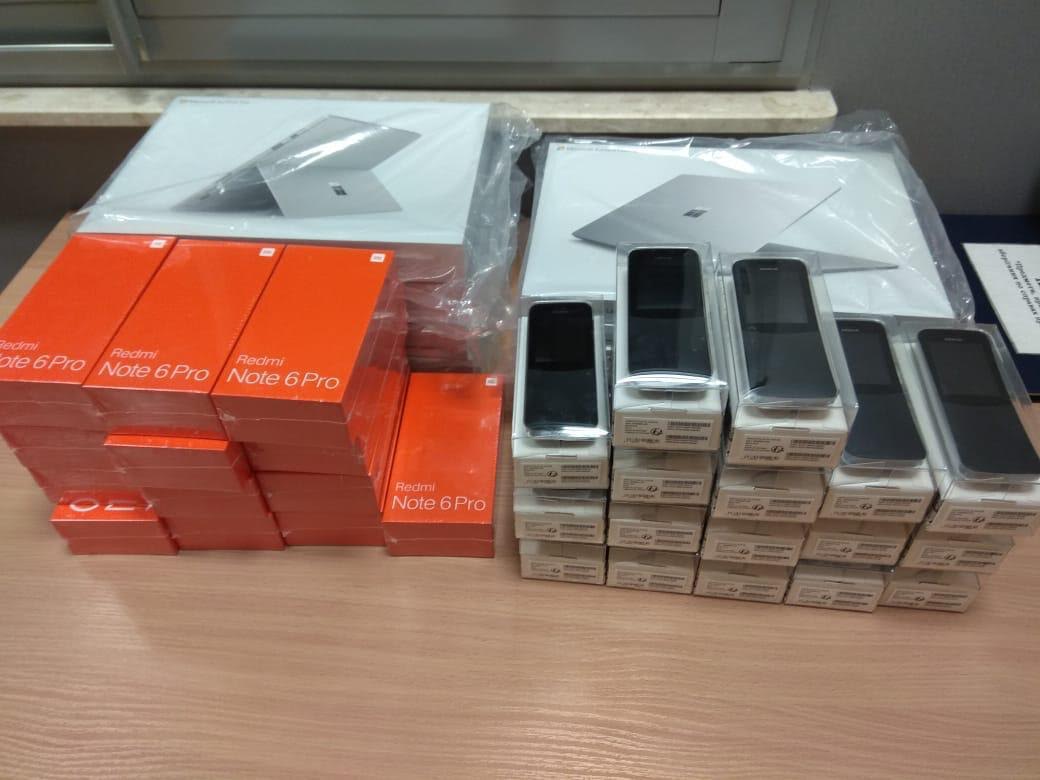 У Грушеві в українця конфіскували ноутбуки та смартфони Xiaomi Redmi