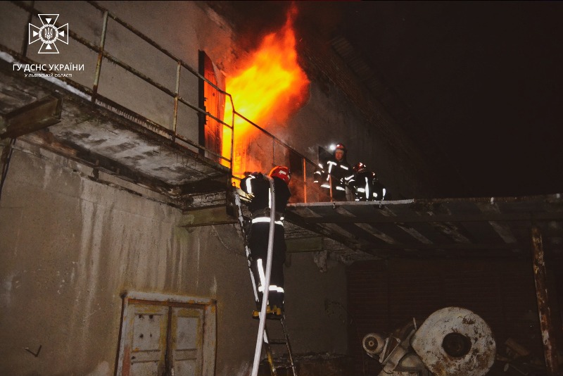 Понад 40 рятувальників гасили пожежу двоповерхівки у Львові