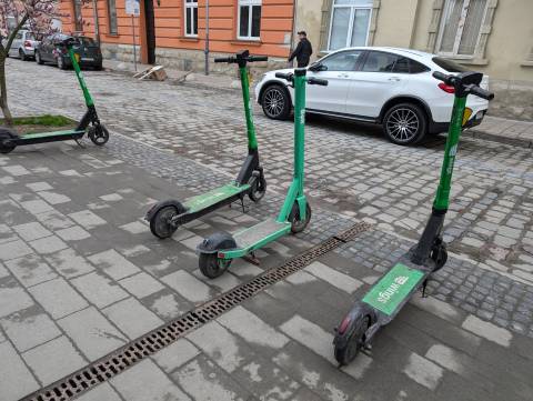Львів'яни просять заборонити прокат електросамокатів у місті