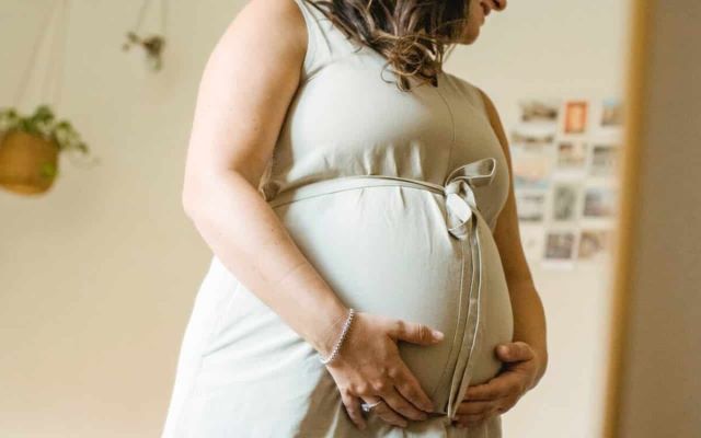 Біль у животі під час вагітності — що може стати причиною та як її лікувати