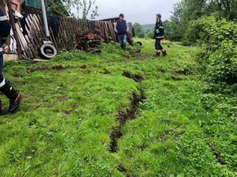 На Дрогобиччині через негоду можливий зсув ґрунту з житловим будинком