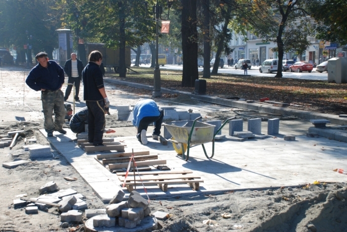 На проспекті Свободи встановлюють каналізаційні колодязі