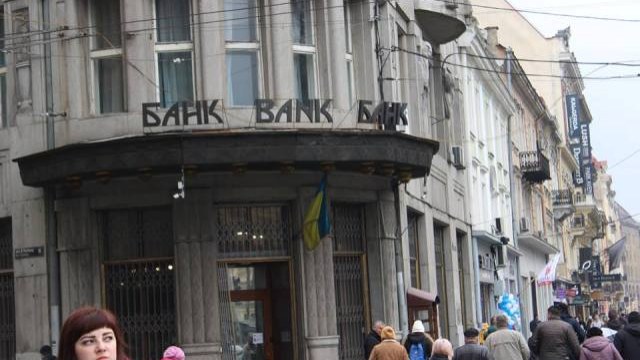 В Україні банкам дозволили продавати населенню більше валюти