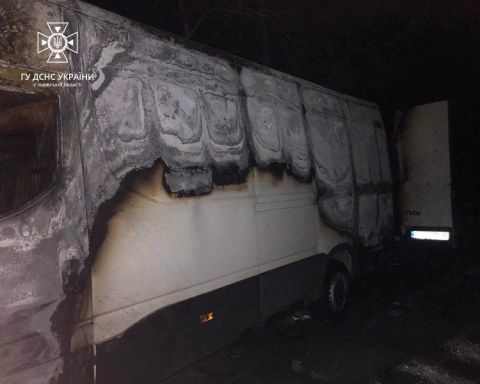 На Яворівщині під час руху згорів мікроавтобус з вантажем