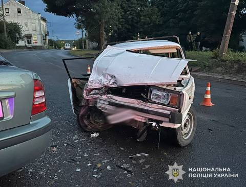 У Рава-Руській в ДТП постраждали водій та пасажир ВАЗу