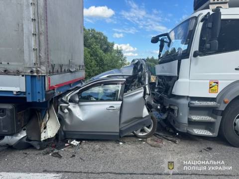 На трасі Київ – Чоп у потрійному ДТП з вантажівками постраждав водій легковика