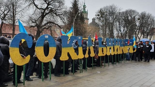 У Львові мешканці ОТГ заблокували рух на вулиці Винниченка