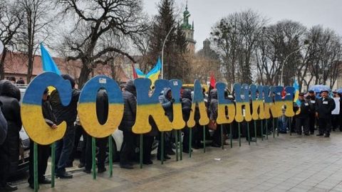 У Львові мешканці ОТГ заблокували рух на вулиці Винниченка