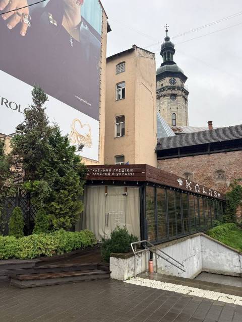 Ресторан у центрі Львова захопив комунальну ділянку й облаштував там терасу