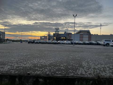 Ділянку біля ТРЦ Victoria Gardens, де паркуються авто, планують продати для будівництва нового торгового центру