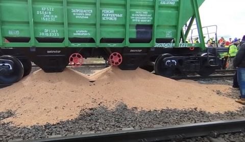 Польські фермери перекрили залізницю біля Медики і висипали зерно з вагона