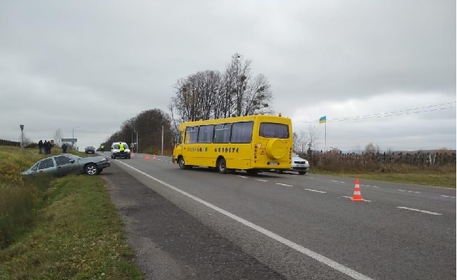 Через ДТП зі шкільним автобусом біля Львова 10 дітей потрапили у лікарню