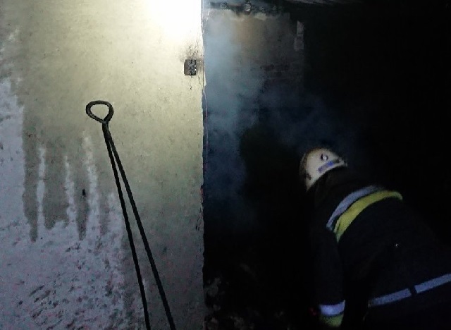В Бориславі 7 рятувальників гасили пожежу в господарській будівлі