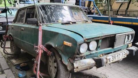 На арештмайданчик у Львові перемістили покинуті автівки з чотирьох вулиць міста