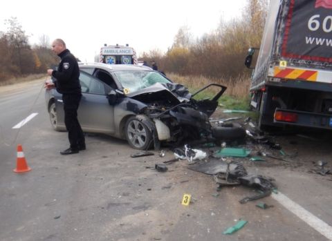 На трасі Тернопіль – Львів у ДТП з вантажівкою постраждав водій легковика