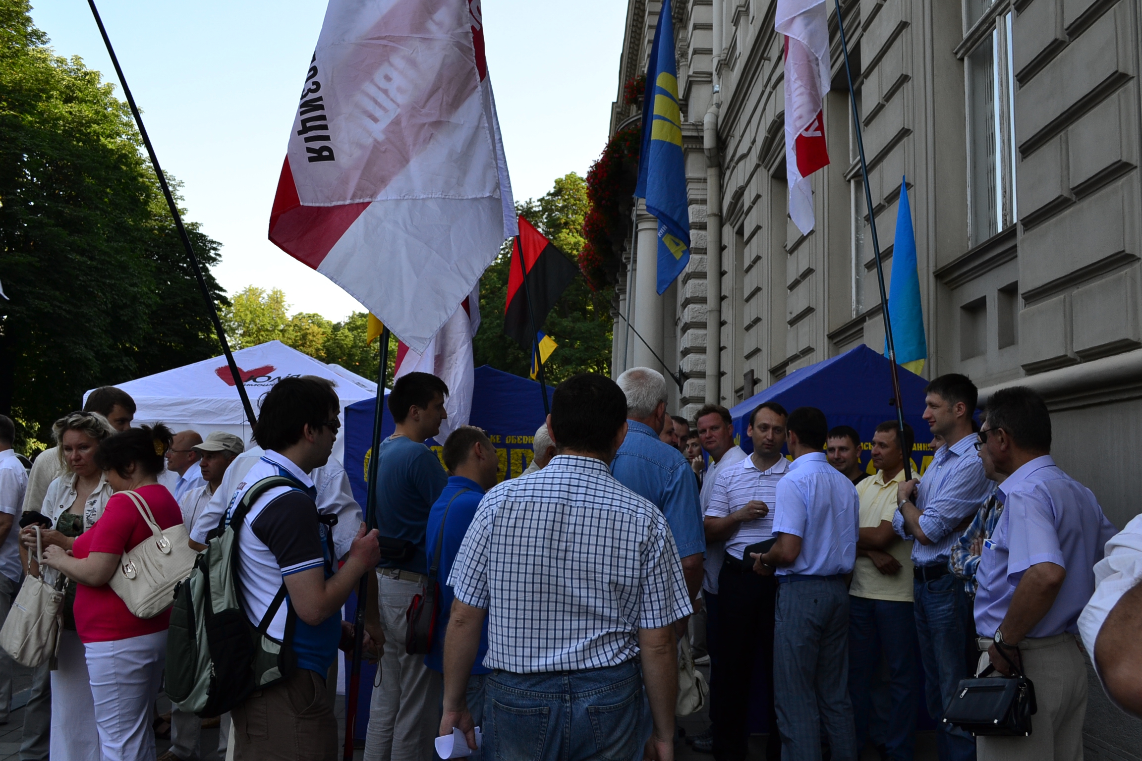 Опозиція Львівщини заблокувала вхід до Львівської ОДА