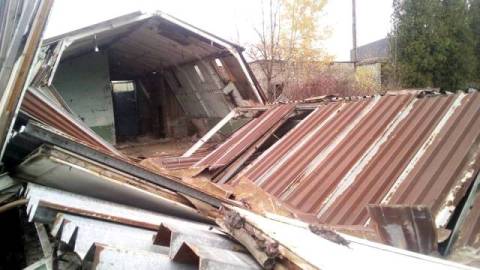 У Пустомитах через обвал даху загинула людина