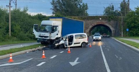 У Львові зіткнулись мікроавтобус та вантажівка: постраждали троє людей