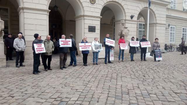 Львівську міськраду пікетують через будівництво у мікрорайоні Голоско