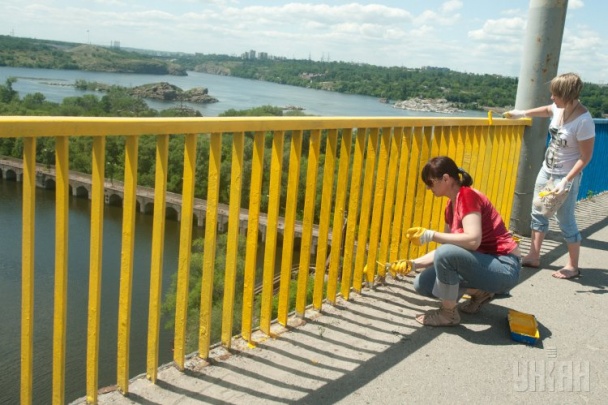 Міст над Західним Бугом розмалювали у синьо-жовті кольори